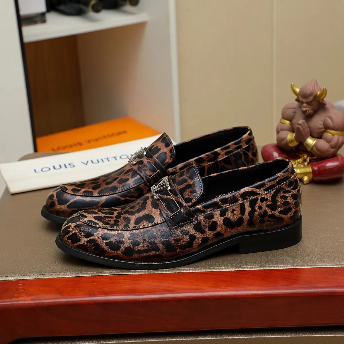 Men's shoes 💰 460 💰 Louis Vuitton LV ® 🆕 model 🔛Full shoe counter, first layer cowhide, 🐂leather lined casual shoes for men, super soft outsole, essential for driving. Counter synchronization, original first layer cowhide, completely 1:1 mold customization🌹top version, color optional! Number: 39-44 (customized at 38.45)